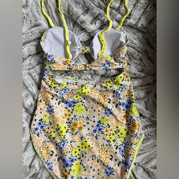 Women’s size medium swimsuit - Picture 2 of 2